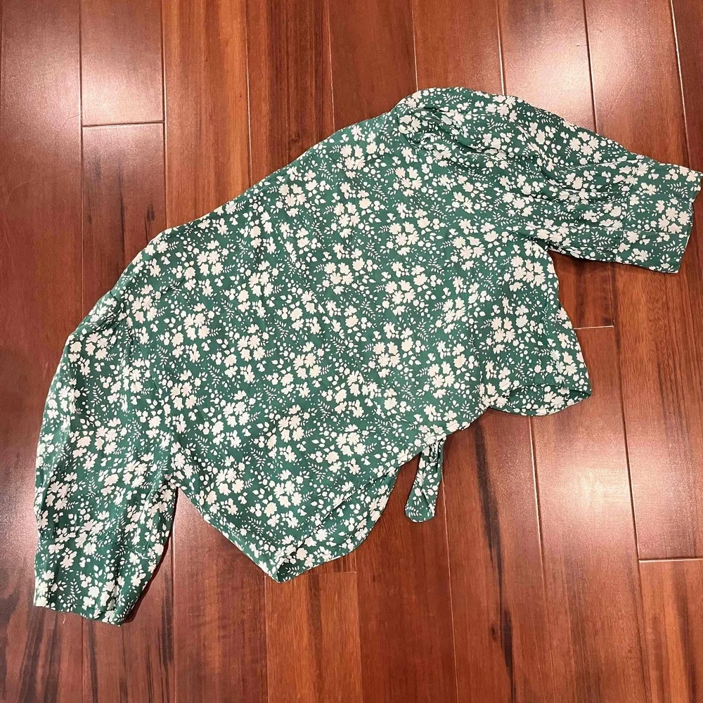 For Love & Lemons Kelly Green Floral Crop Blouse Wrap Tie Front 3/4‎ Sleeve Sz M